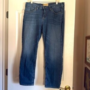 Women Silver jeans authentic
16W/L27
Curvy mid slim straight